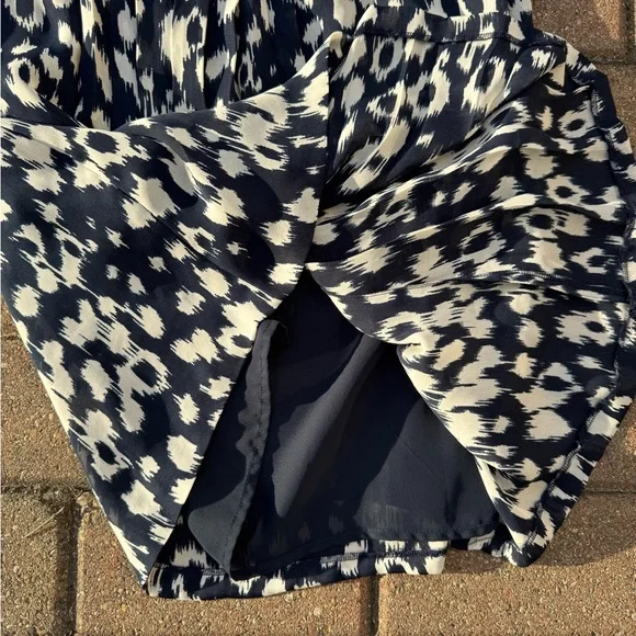 Elegant Blue and White Patterned Dress - Picture 2 of 5